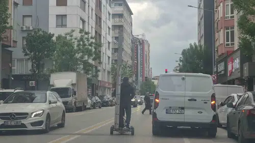 Eskişehir trafiğinde akıl almaz scooter yolculuğu