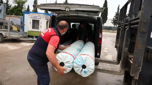 Kocaeli’de fırtına mağduru çiftçiye sera naylonu desteği