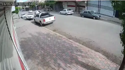 Siverek’te kontrolden çıkan araç park halindeki otomobile çarparak devrildi