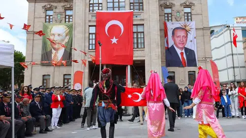 Aksaray gençleri 19 Mayıs coşkusunu meydanlara taşıdı