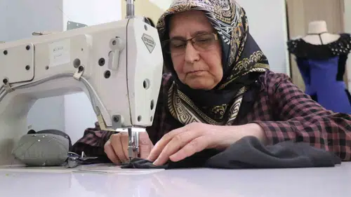 Emekli Remziye teyze dikiş kursunda kalabilmek için sınıfta kalmayı istiyor