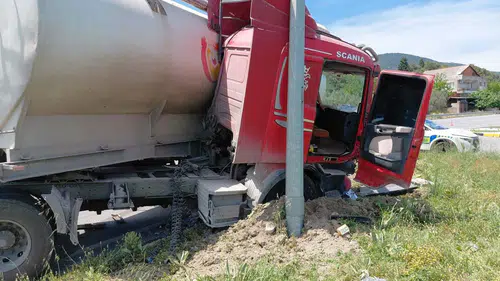 Manisa’da TIR ve elektrikli bisiklet çarpıştı Bir ölü dört yaralı