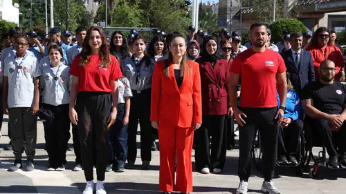 Antalya’da 19 Mayıs coşkusu belediye binası önünde yaşandı