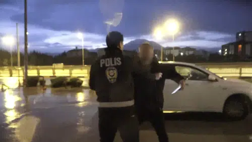 Isparta'da alkol testinden kaçamadı, arkadaşı kameraya saldırdı