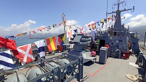İskenderun sahiline yanaşan savaş gemileri halkın ziyaretine açıldı
