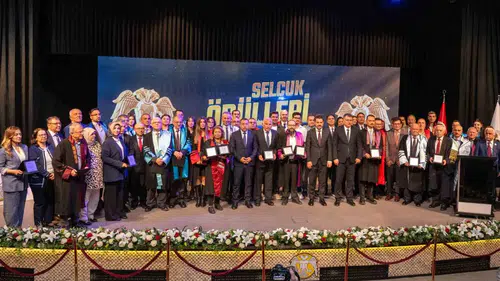 Selçuk Üniversitesinde yılın en başarılıları ödüllerine kavuştu