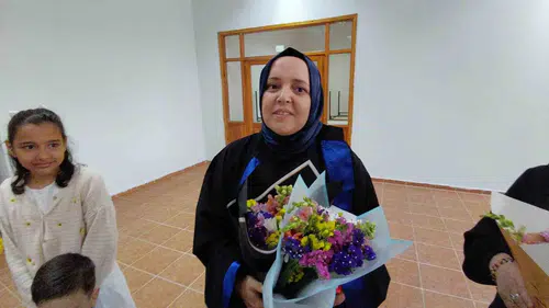 39 yaşında üç çocuk annesi okul birincisi oldu