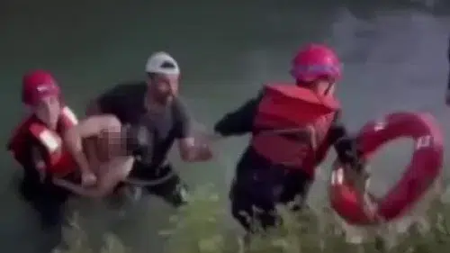 Adana'da sulama kanalına düşen genç son anda kurtarıldı