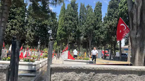 Edirnekapı’da bayram sabahı şehitlerin huzuruna çıktılar