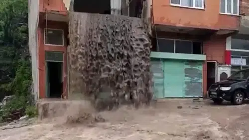 Ordu’da aşırı yağış bir evin içinden şelale gibi aktı