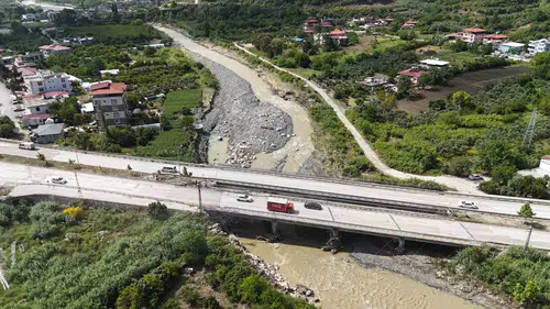 Hatay'da çöken köprüden nehre düşen genci arama çalışmaları sürüyor