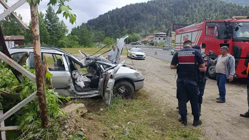 Göksun yolunda otomobil bariyerlere çarptı