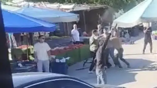 Foça pazarında silahlı kavga paniği