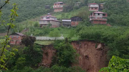Giresun Kovanlık'ta toprak kayması 11 evi tahliye ettirdi