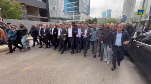 CHP Genel Merkezi önünde Kılıçdaroğlu ve Özel destekçileri birbirine girdi