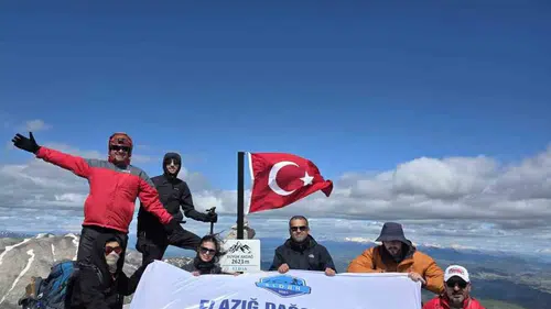 Elazığlı dağcıların 2 bin 623 metredeki 19 Mayıs zorlu mesaisi