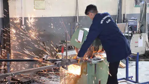 Ağrı'da meslek liseliler atölye mesaisiyle iş hayatına ısınıyor