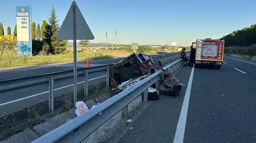 Uşak’ta kontrolden çıkan cip bariyerlere çarptı 1 ölü, 2 yaralı