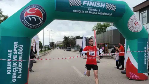 Kırıkkale sokaklarında 19 Mayıs coşkusu koşuyla yaşandı