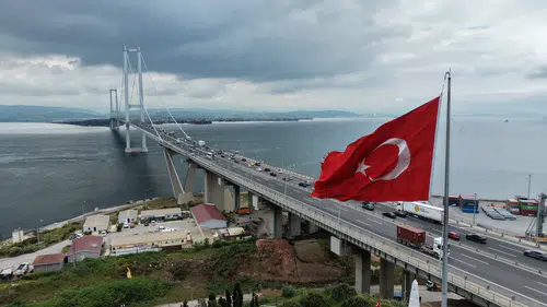 Bayram tatili için yola çıkanlar Osmangazi Köprüsü'nde kuyruk oluşturdu