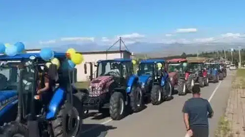 Siirt'te düğün konvoyunun yıldızı lüks araçlar değil traktörler oldu