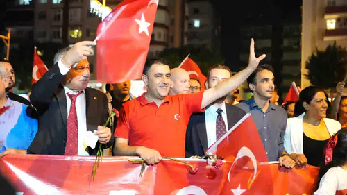 Çukurova 19 Mayıs coşkusunu meşaleler ve Simge konseriyle kutluyor