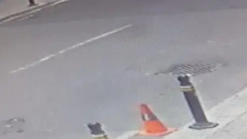 Şişli'de motosiklet yayaya çarptı O anlar kameraya yansıdı