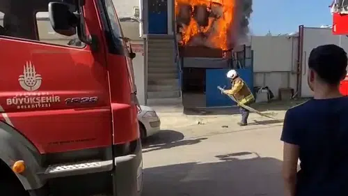 Pendik’te kaynak atölyesinde çıkan yangın paniğe yol açtı