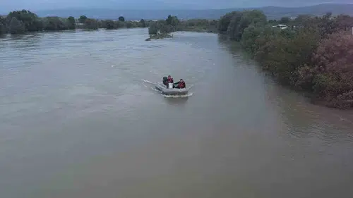 Tokat’ta elektrikli araçla çaya düşen iki genç aranıyor