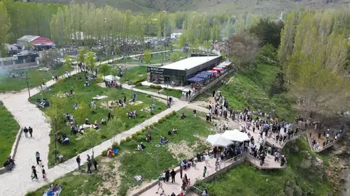 Muradiye Şelalesi bayramda ziyaretçi akınıyla dolup taştı