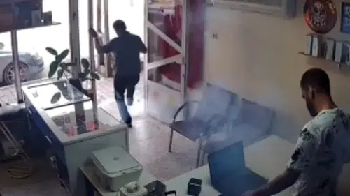 Tamir edilen telefon bataryası dükkanın ortasında alev aldı