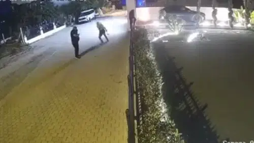 Kuşadası'nda gece yarısı lüks araç kundaklaması kamerada