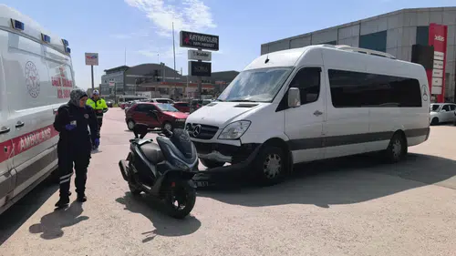 İnegöl'de servis minibüsü ile motosiklet çarpıştı baba ve kızı yaralandı