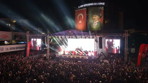 Aydın 19 Mayıs coşkusunu Motive konseriyle meydanlara taşıdı