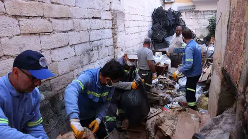 Mersin’deki bir evden çıkan çöp yığınları mahalleliyi canından bezdirdi