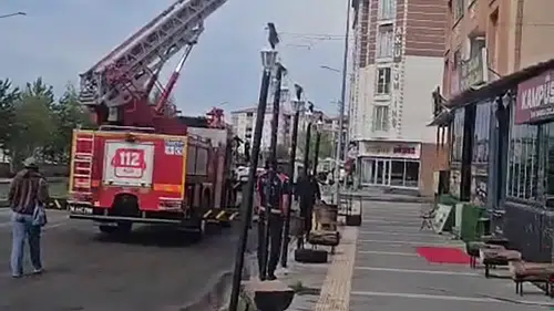 Kars'ta şiddetli fırtına apartman çatısını uçurdu