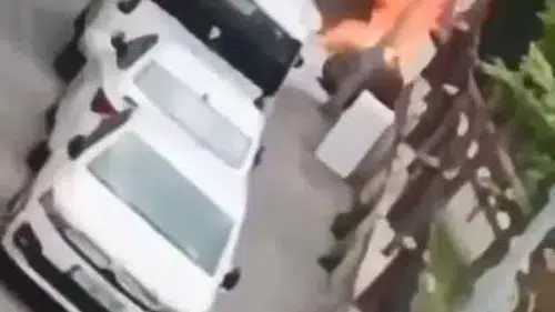 Beyoğlu sokaklarında korkutan otomobil yangını
