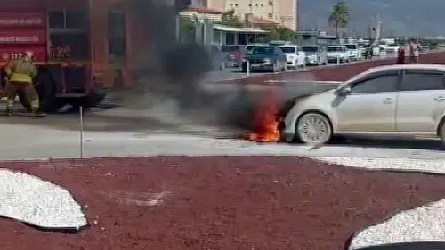 Hatay'da seyir halindeki otomobil bir anda alev topuna döndü