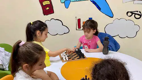 Menteşeli gençler ekranı bırakıp satranç masasına dönüyor