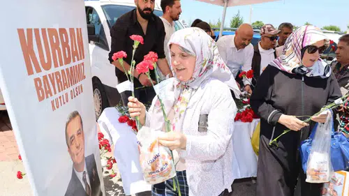 Manisa Kırtık Mezarlığı’nda bayram arifesinde çiçekli karşılama
