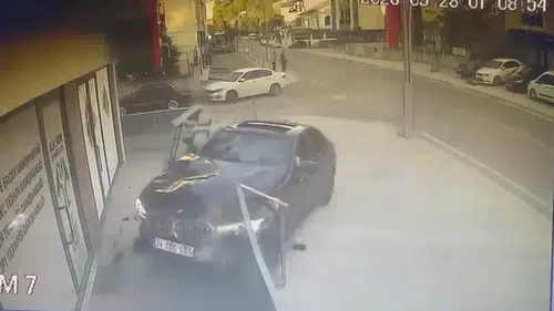 İzmit'te kontrolden çıkan otomobil iş merkezine daldı