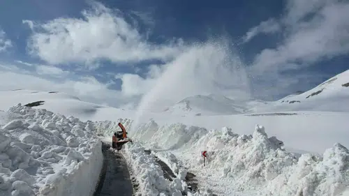 Van Bahçesaray yolunda kar tüneline ulaşıldı