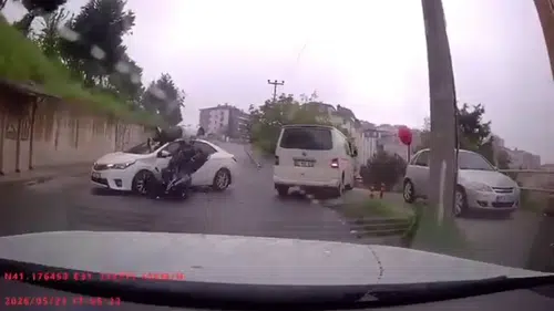 Zonguldak'ta motosiklet sürücüsünün otomobil tavanına uçtuğu kaza kameraya yansıdı