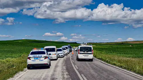Çorum’da kontrolden çıkan otomobil tarlaya uçtu