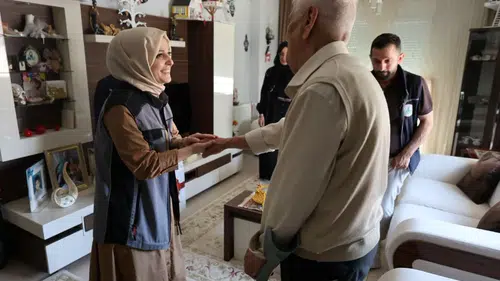 Kartepeli yaşlılar bayramda Alo Evlat ekipleriyle moral buldu