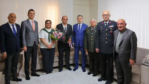 Bayburt Valisi bayram sabahı şehit ve gazi evlerini ziyaret etti