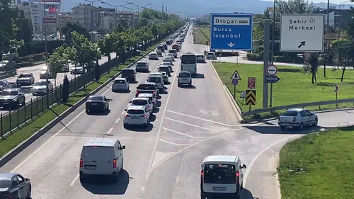 Bayram dönüşü Bursa Ankara yolunda araç kuyrukları uzadı