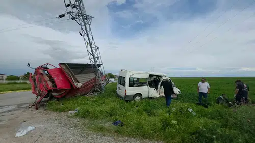 Aksaray'da tarım işçilerini taşıyan minibüs ile kamyonet kavşakta çarpıştı