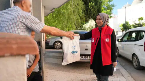 Tuzla’da kurban bağışları ihtiyaç sahiplerine kapıdan teslim ediliyor