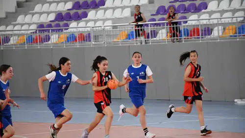 Afyonkarahisar’da minik hentbolcular sahada ter döktü